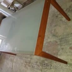 Skleněný stůl