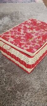 Krásný úložný košík z umělého ratanu na šití