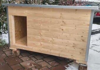 Dřevěná psí bouda