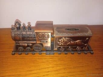 sběratelský zapalovač ve tvaru lokomotivy.