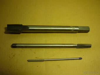 Závitník maticový s dlouhou stopkou