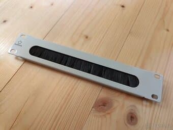 Kartáčový panel do rack 10"