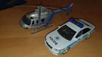 Policejní auto a vrtulník