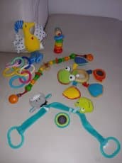 Hračky pro nejmenší -řetěz na kočárek, žabka,dřevěný panáček