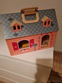 Dřevěný domeček, HRY,  DVD, a přilby cyklo a lyžařská