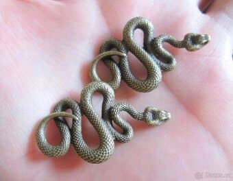 Mosazné přívěsky - hadi (2 ks)