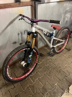 Slopestyle dirt kolo ns bikes sodaslope