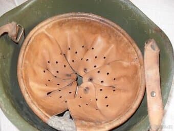 Vojenské přilby+ vojenské boty filcaky, vel.44