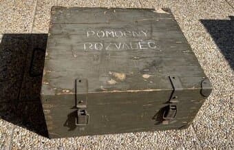 Stará vojenská dřevěná krabice