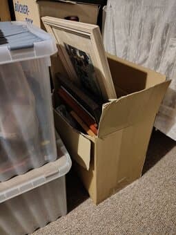 Krabice plná obrázků/obrazů