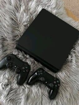 Sony PlayStation 4 Slim PS4 + 2x ovládač pridám aj 2 Hry