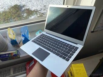 Stylový celokovový Umax VisionBook 13Wa Pro – Full HD, tichý