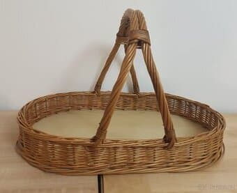 Velký proutěný podnos s pevným uchem a dnem v dekoru dřeva