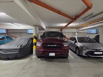 Prodej garážového stání – 12 m², Želetická, Praha - Sobín