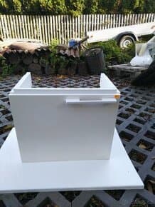 Závěsná koupelnová skříňka.