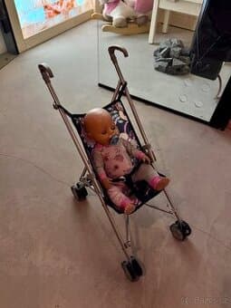 Dětský kočárek pro panenky a panenka v ceně