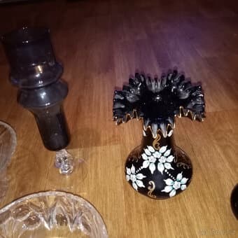 Prodám staré sklo, smaltované a jiné, vázy poháry apod.