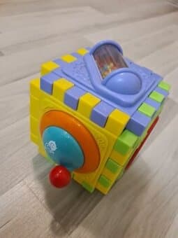 Interaktivní velká kostka pro malé děti