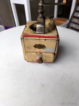 Starý mlýnek na kafe,mlýnek na kávu, retro, dřevěný