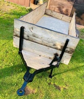 Masivní vlek za traktor, na dřevo, univerzální využití