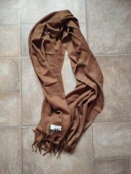 Hnědá šála