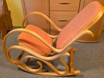 Houpací křeslo - masivní dřevo a látka