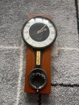 Retro hodiny s teploměrem