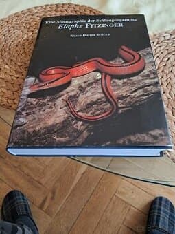 Odborná kniha pro chovatele hadů