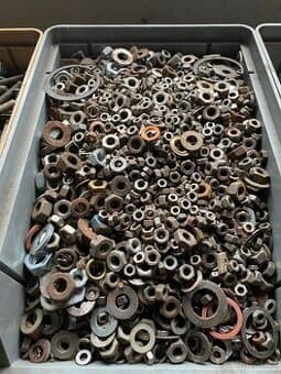 Šrouby, matice, podložky staré i nové, směska