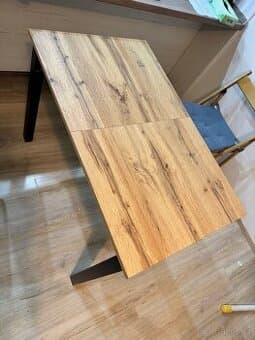 Rozkládací jídelní stůl + 2 židle