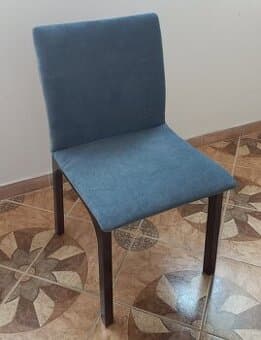 Dřevěná jídelní židle, modrá potahová látka