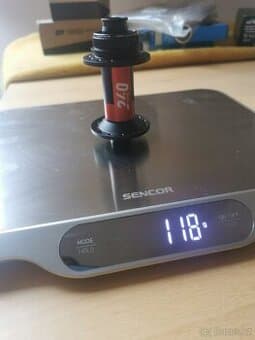 Přední náboj DT swiss 240s