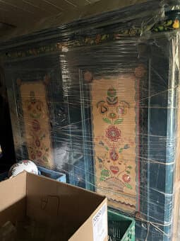 Starý malovaný lidový nábytek