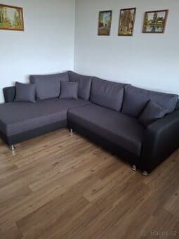 Rozkládací rohová sedačka.