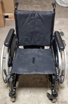 Invalidní vozík bez podnožek