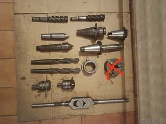 RŮZNÉ příslušenství a nástroje.