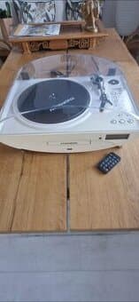 Gramofon Thomson s vestavěnými reproduktory