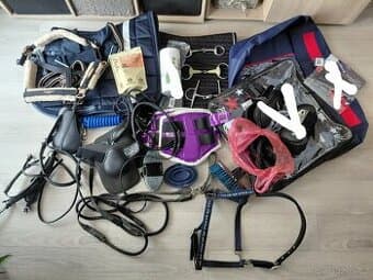 Mnoho věcí na kone a jezdce