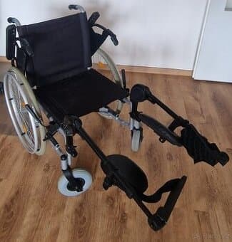 Invalidní vozík s polohovacími podnožkami