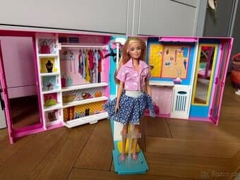 Barbie karavan + šatník + 6x Barbie, Ken + oblečení, doplňky