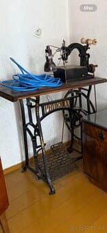 Starožitný šicí stroj PHOENIX s litinovým podstavcem