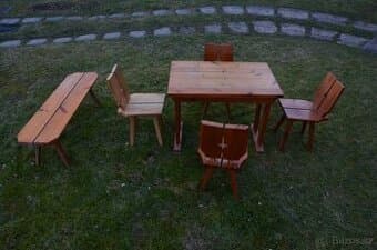 Stůl se čtyřmi židlemi a lavicí