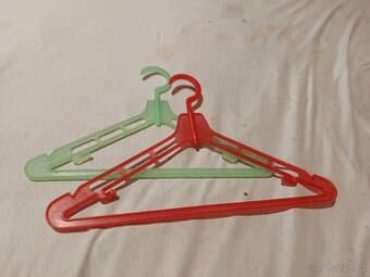 Retro ramínka a dvě retro gumové hracky, auta