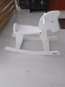 Dřevěný houpací koník