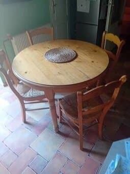 Rozkládací stůl plus 5 židlí