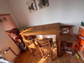 Barový stůl a čtyři židle