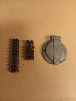 Stará industriální hliníková zásuvka + šroubové svorkovnice