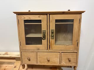 Skříňka na stěnu, židle a poličky