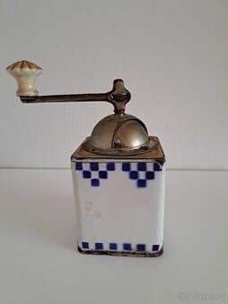 Starý mlýnek ze smaltovaného plechu