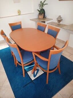 Jídelní set (stůl + 6 židlí) značka TON